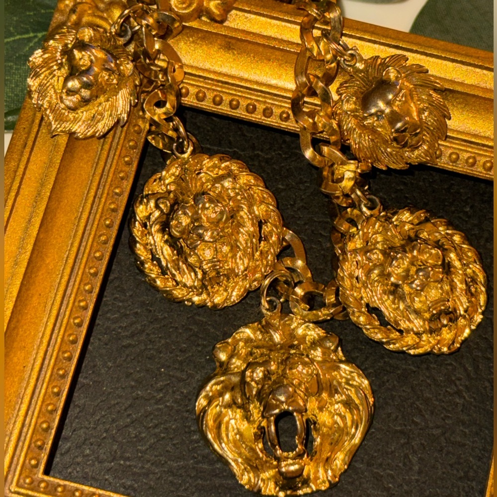 Gold Lion VTG Charm Bracelet - Picture 6 of 11